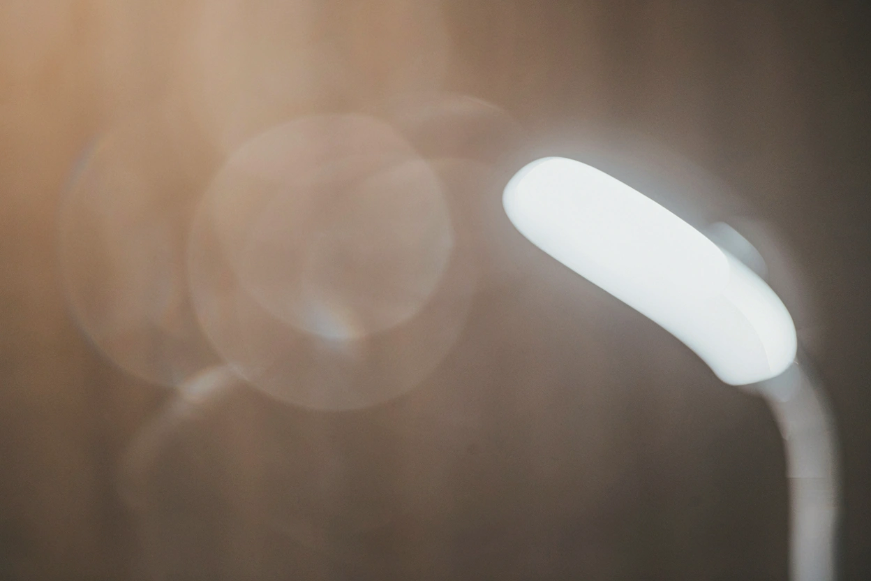 Gros plan sur une lampe de luminothérapie blanche qui émet une lumière douce